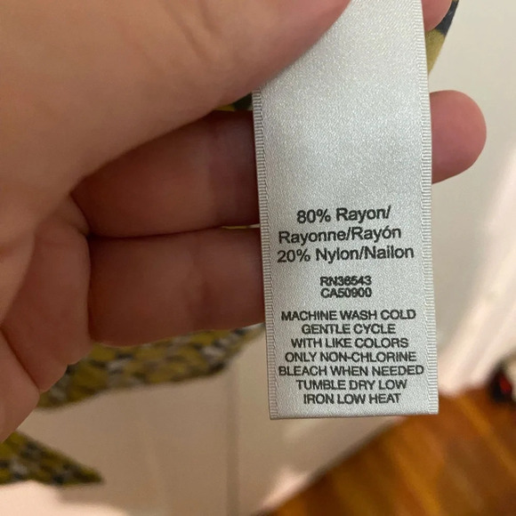 Women’s lightweight button down top with geometric pattern size medium - Picture 7 of 7